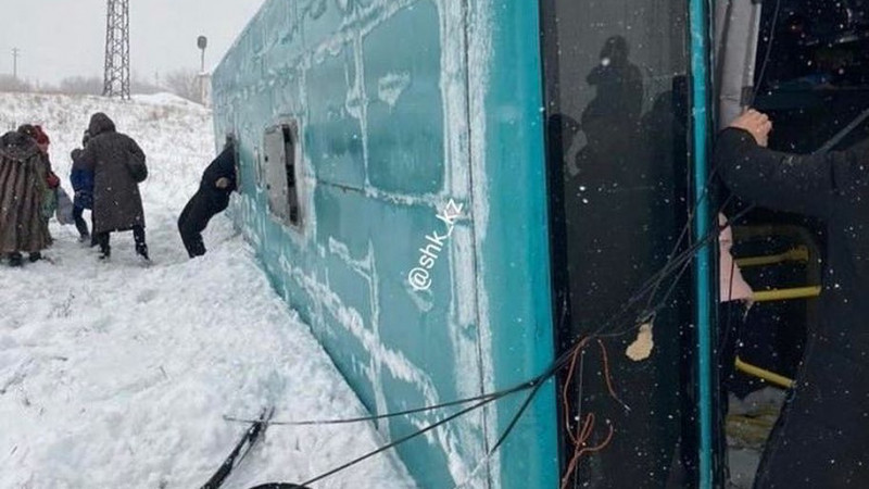 Қарағанды облысында жолаушылар автобусы жыраға аударылып түсті