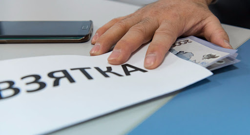 Алматыда қылмыстық істі тоқтатқаны үшін 27 мың доллар пара алған полицей ұсталды