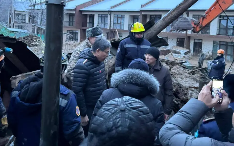 Алматыда сырғыманың түсуі: Үйінді астынан төрт адам іздестіріліп жатыр