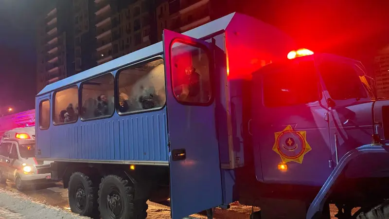 Алматыда өртеніп жатқан үйден 17 адам құтқарылды