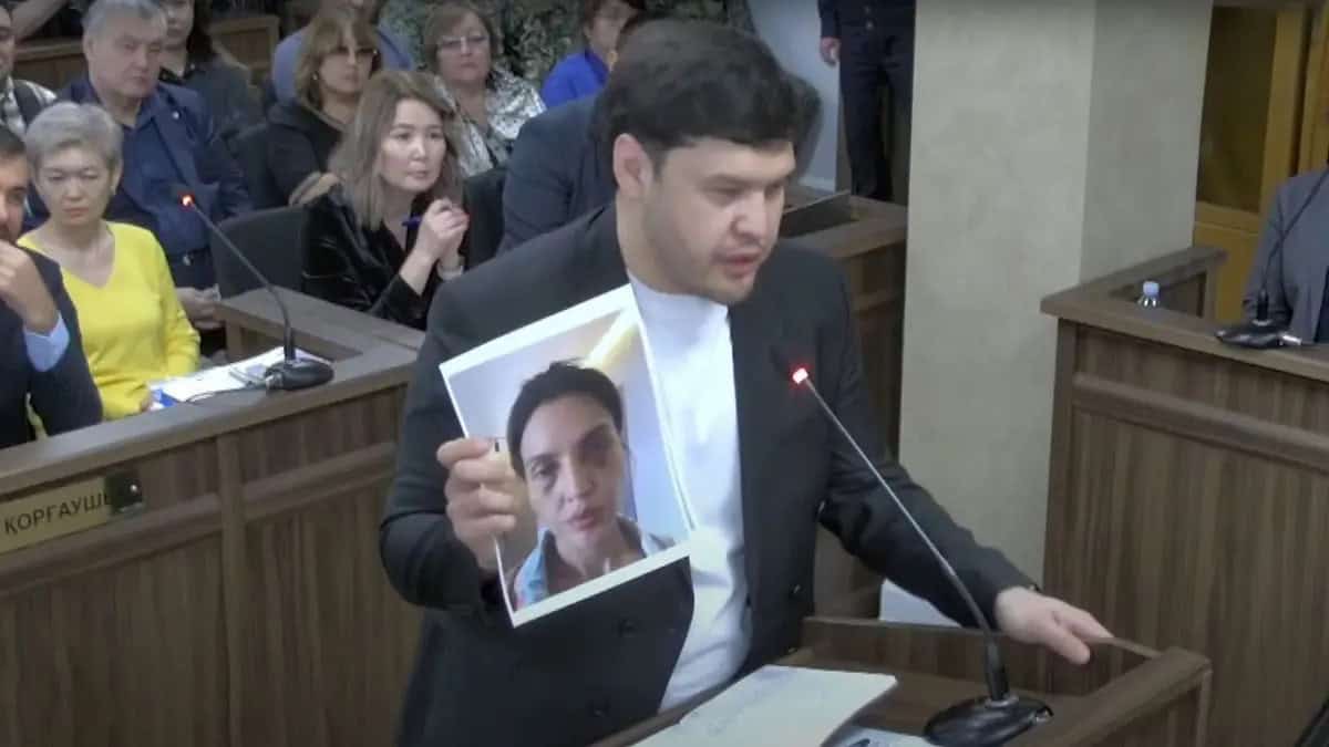 Бишімбаев соты: С.Нүкенованың ағасы отырыста марқұмның беті көгерген суретін көрсетті