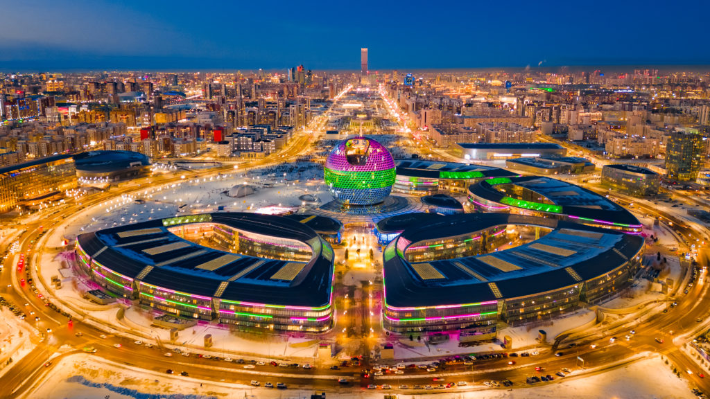 Астанадағы ЭКСПО ғимараты Дүниежүзілік сирек кездесетін аурулар күніне орай ашық түстерге боялды