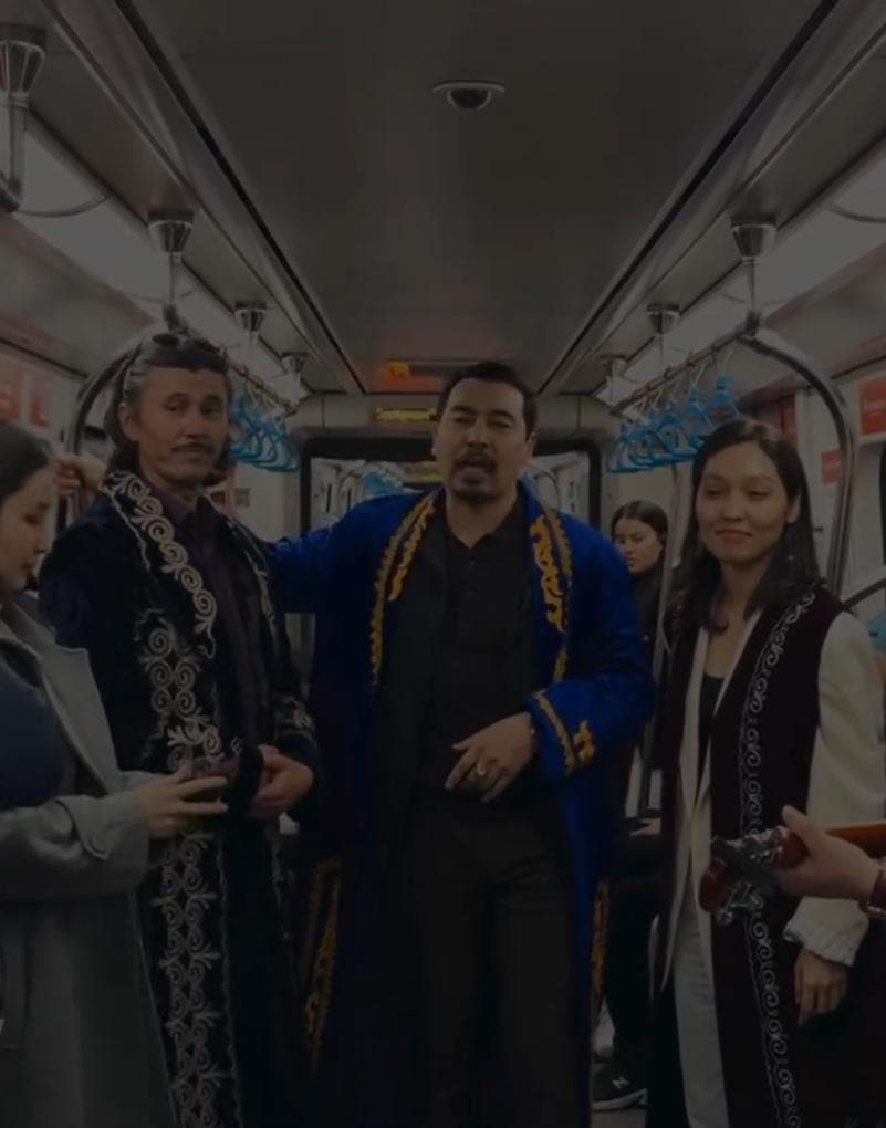 Алматы метросында халықтың көңілін көтерген театр актерларына жұрт риза болды