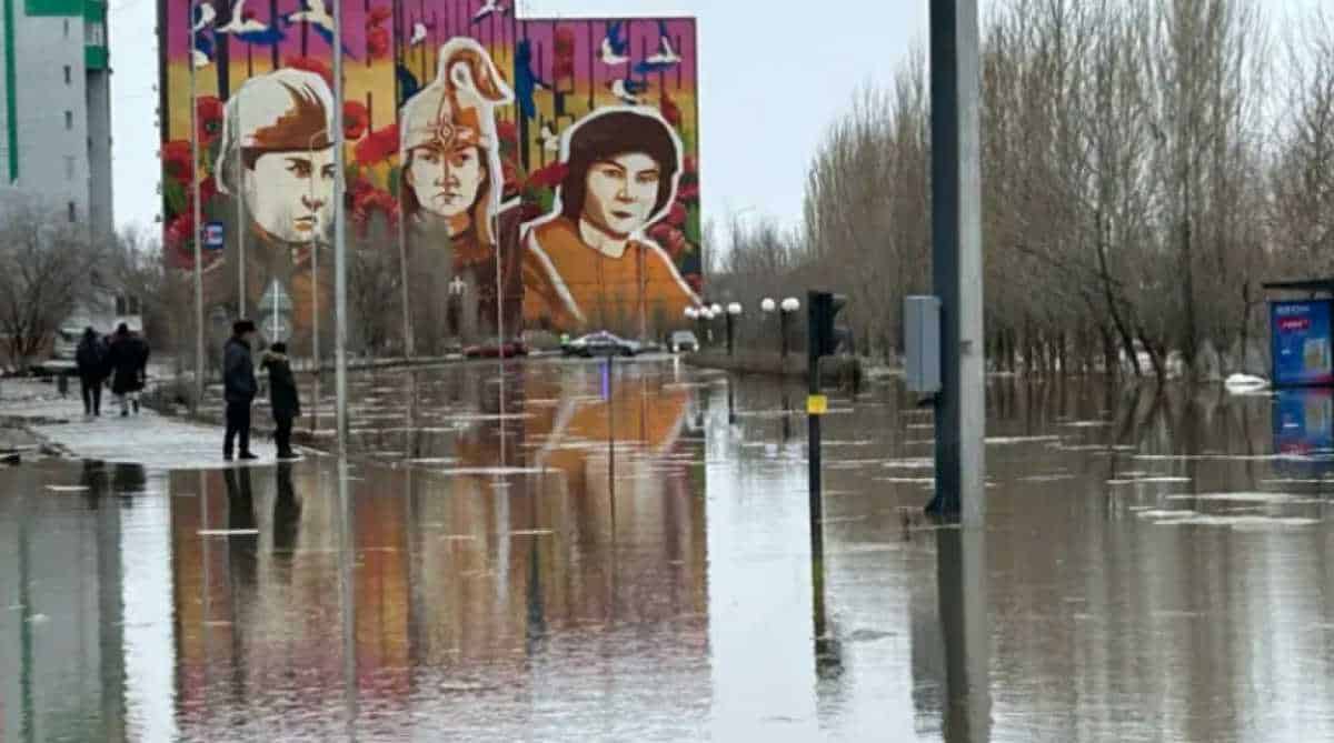 Ақтөбе қаласының қақ ортасымен өтетін Сазды өзені көтеріліп жатыр