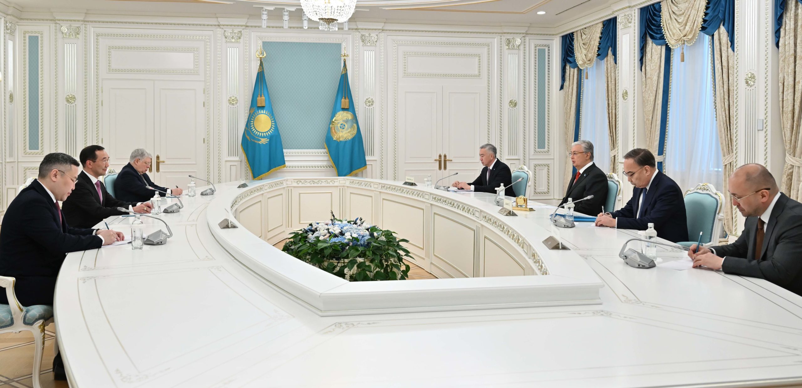 Қасым-Жомарт Тоқаев Саха Республикасының басшысы Айсен Николаевты қабылдады