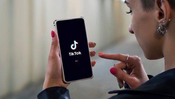 TikTok LIVE-қа арналған жаңа монетизациялау ережелерін ұсынады