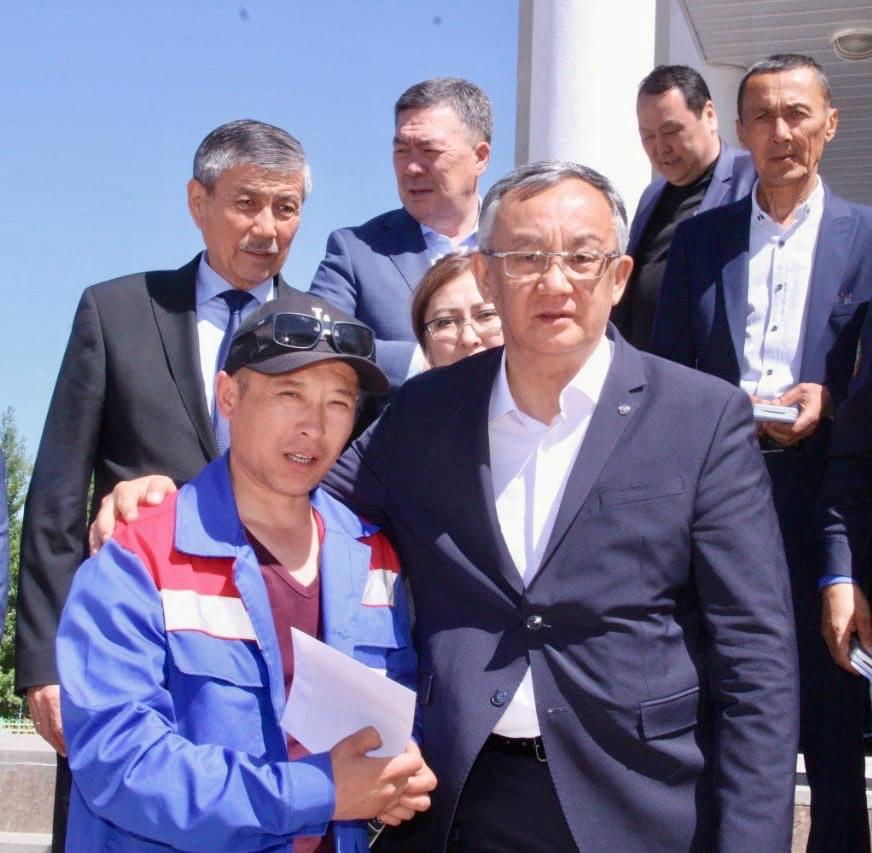 Кәсіподақтар федерациясының төрағасы БҚО-да су тасқынынан зардап шеккен кәсіподақ мүшелеріне сертификаттар табыстады