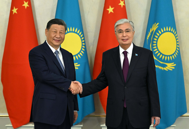 Қасым-Жомарт Тоқаев пен Си Цзиньпин шағын құрамда келіссөз жүргізді
