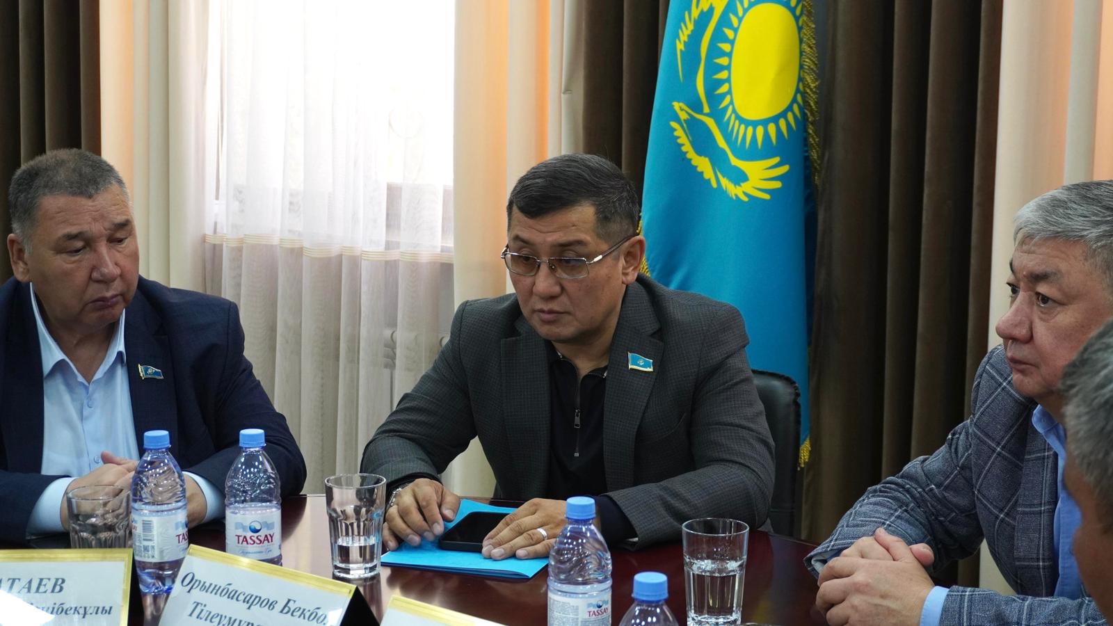 Сенат депутаттары АЭС құрылысы жайлы маңғыстаулық құрылысшыларға түсіндірме жұмыстарын жүргізді