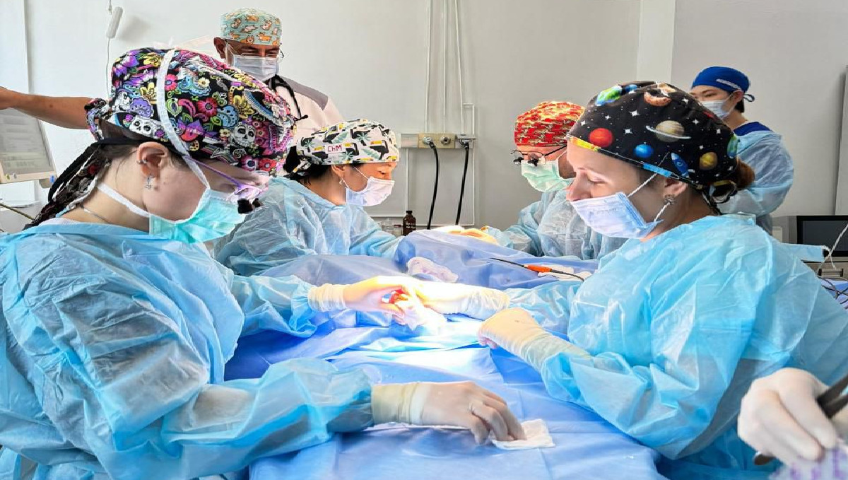 Алматыда 6 саусағы бар жасөспірімге бірегей операция сәтті өткізілді