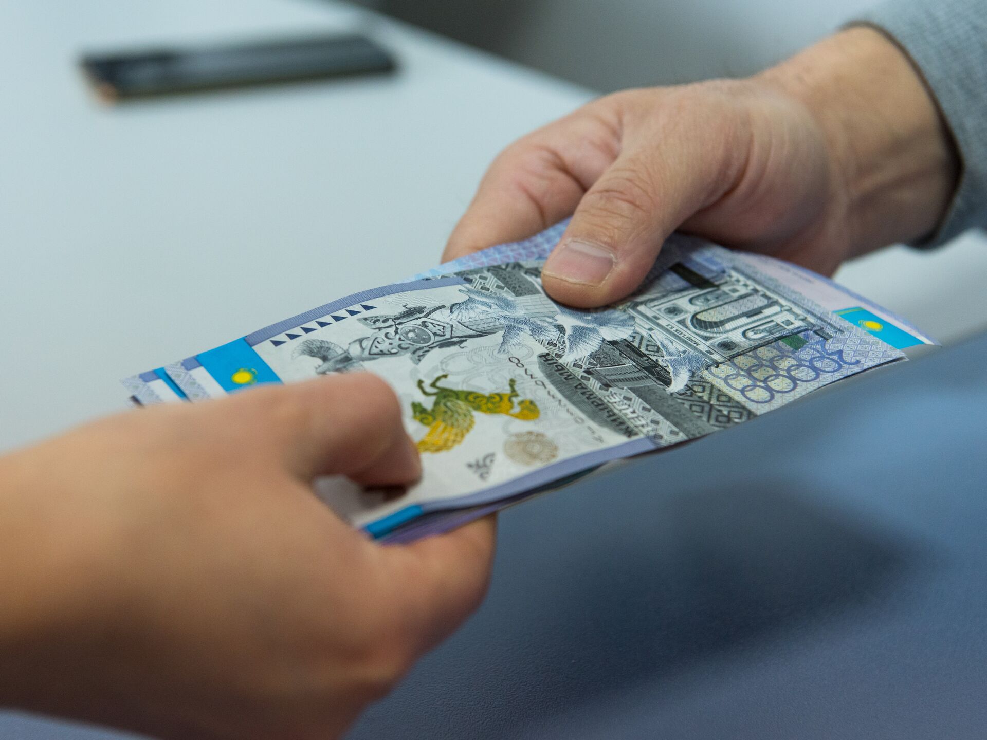 Антикор: Қаржы министрлігінің лауазымды тұлғалары парамен ұсталды