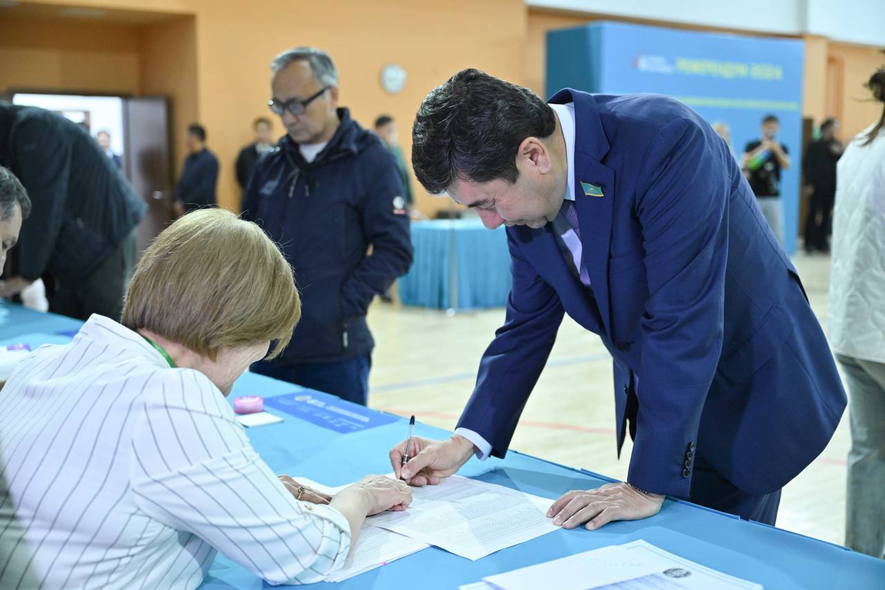 АЭС салуды қолдау жөніндегі Халықтық штаб мүшелері белсенді дауыс беруде