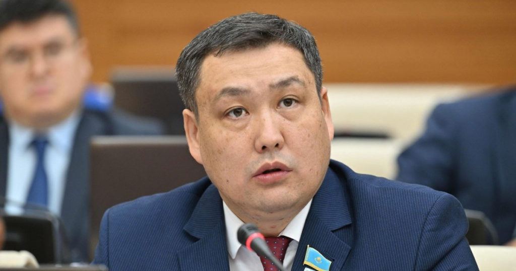 «Жұрт үстінен күн көріп, мал табуды ойлайды»: Мәжіліс депутаты өзін би сайлап алғандарды тексеруді ұсынды