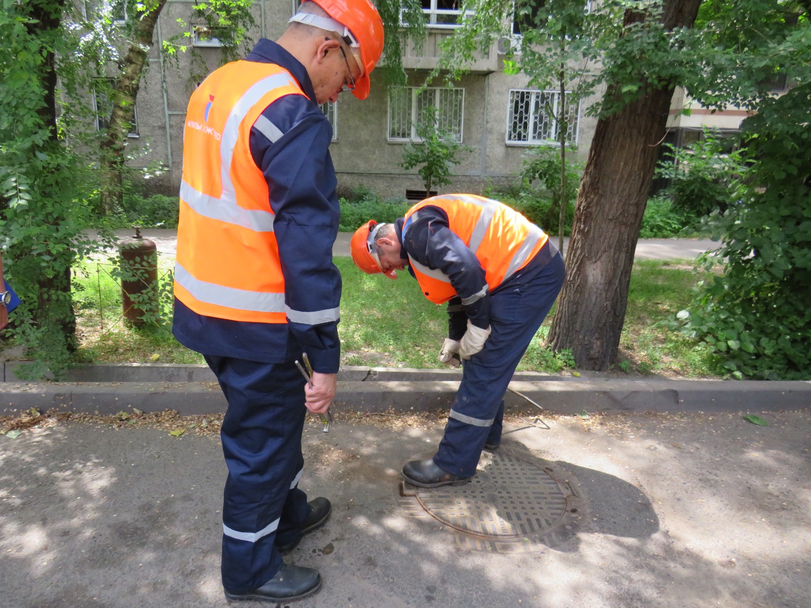 Көзге көрінбесе де, әрбір адам сезінетін жұмыс: Алматының жылу желілерінің апаттық қызметі туралы