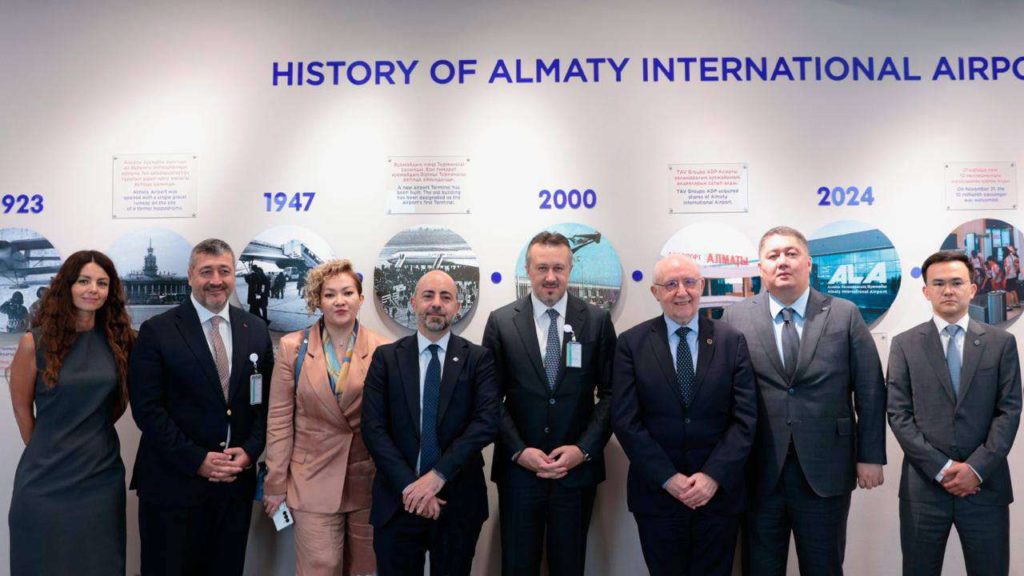 Алматы халықаралық әуежайының президенті Гокер Косе ICAO басшысы Сальваторе Шаккитаномен кездесті