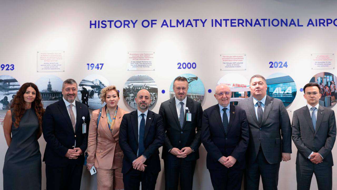 Алматы халықаралық әуежайының президенті Гокер Косе ICAO басшысы Сальваторе Шаккитаномен кездесті
