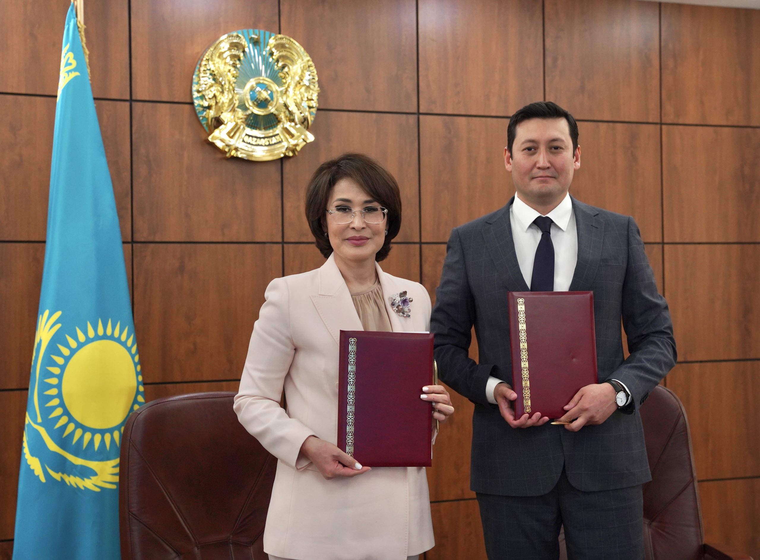 ҚР Денсаулық сақтау министрлігі мен «АстраЗенека» меморандумға қол қойды: өмірлік маңызы бар дәрілердің бағасы төмендейді