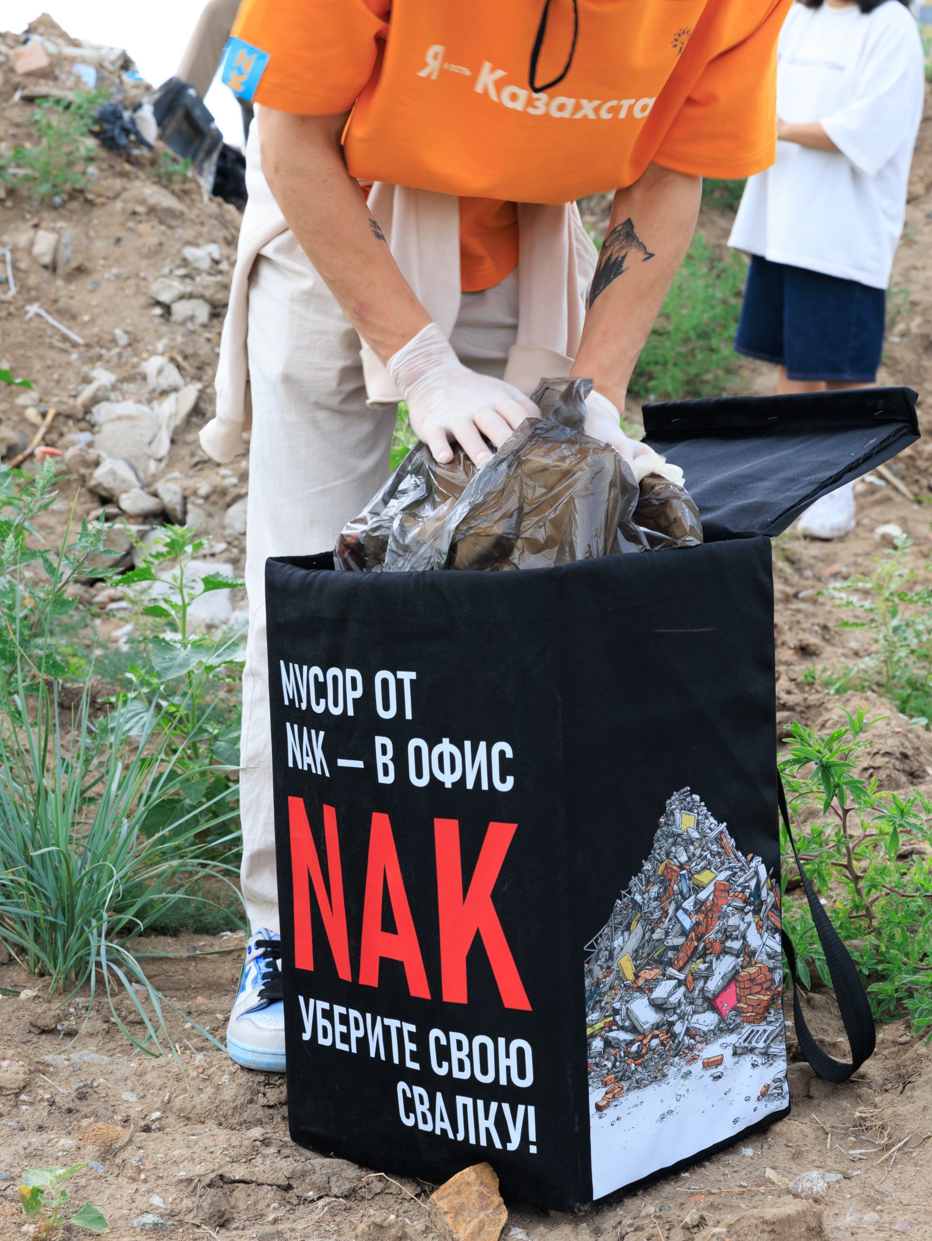«NAK-тың қоқысы — NAK кеңсесіне»: Жаңа адамдар құрылыс компаниясына қоқысын қайтарды