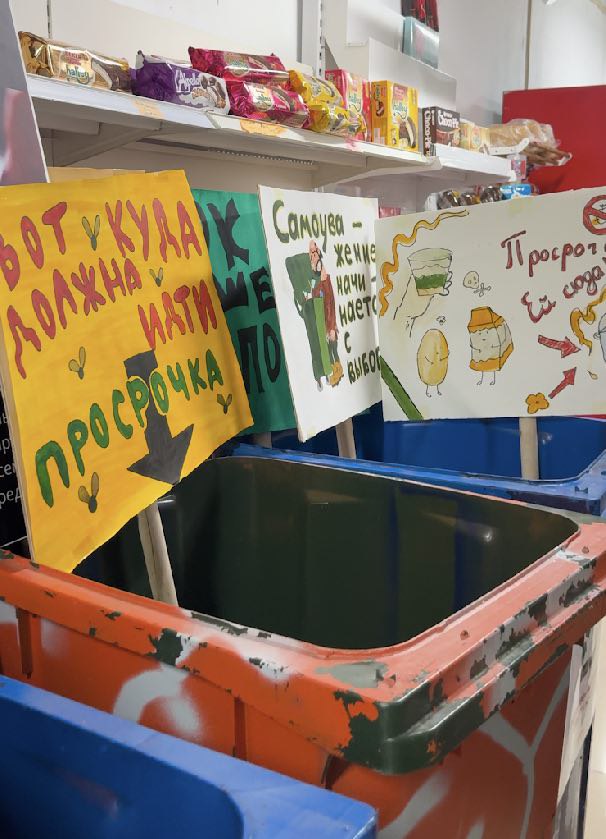«Сені құрметтемеуге болатын болса — ешкім де құрметтемейді». Жаңа адамдар дүкендегі мерзімі өткен өнім — мәселенің тек салдары ғана екенін түсіндірді