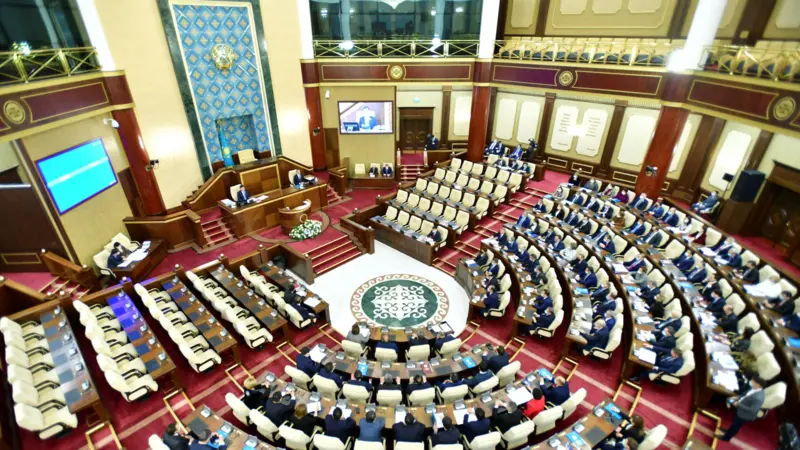Белгілі белсенді Парламентті ЛГБТ-қозғалысының қысымына берілмеуге шақырды