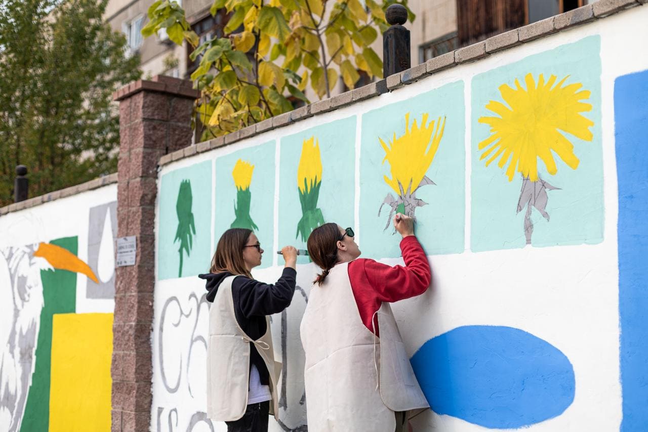 «Caring is cool»: Алматыда суға ұқыпты қарауға үйрететін мурал пайда болды