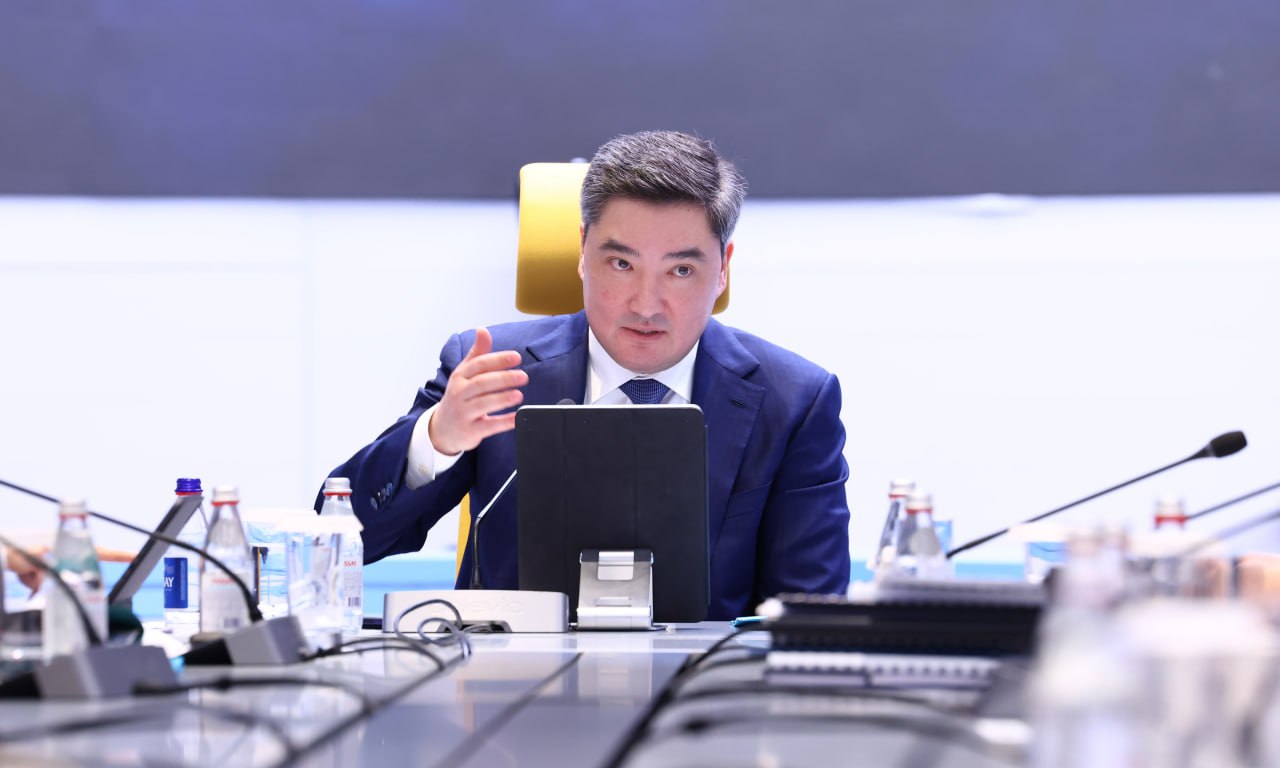 Олжас Бектенов сарапшылармен экономиканы дамыту мәселелерін талқылады