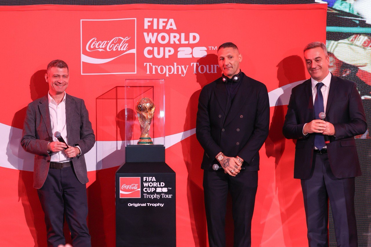 Алматыда жүздеген жанкүйер FIFA™ футболдан әлем чемпионатының кубогын тамашалады