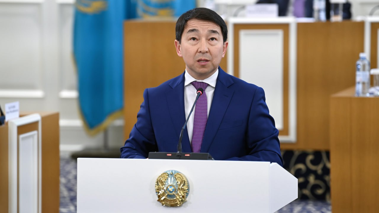 Заңда көзделген мерзімнен артық ұстауға болмайды: жаңа Конституция жобасындағы 18-бап нақтыланды
