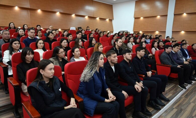 САРАПШЫЛАР КОНСТИТУЦИЯ ЖОБАСЫН ТҮСІНДІРДІ