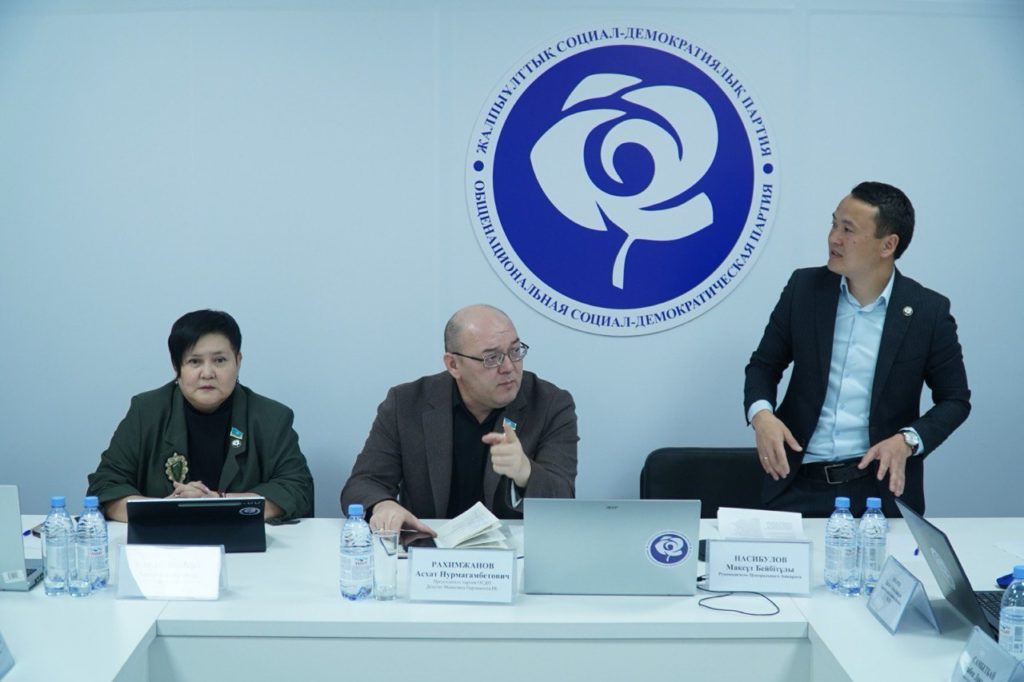 ЖСДП партиясының Орталық аппаратында Қазақстан Республикасының Конституциясының жаңа жобасын талқылауға арналған Саяси кеңесінің отырысы өтті