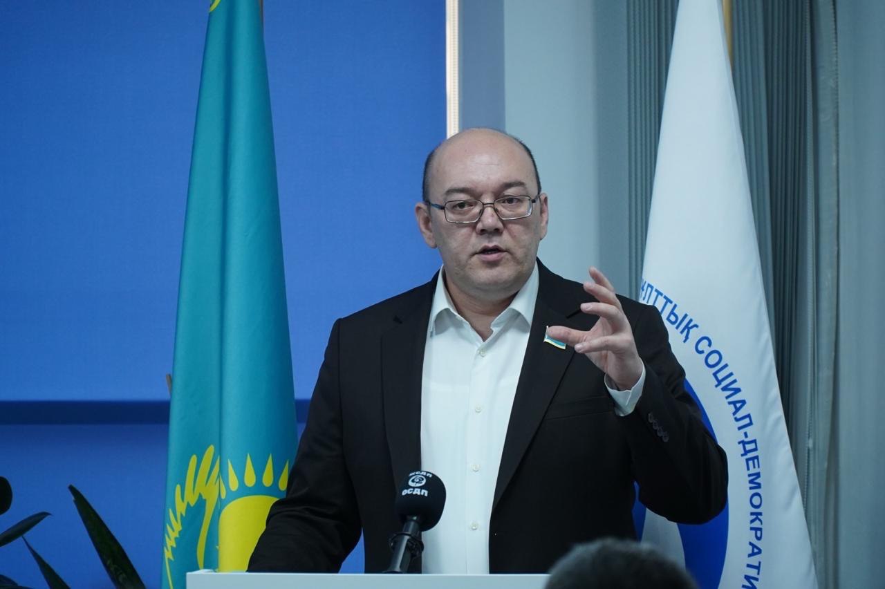 ЖСДП Орталық аппаратында партияның бастауыш ұйымдары өкілдерінің қатысуымен Конституциялық реформаға арналған жан-жақты талқылау өтті