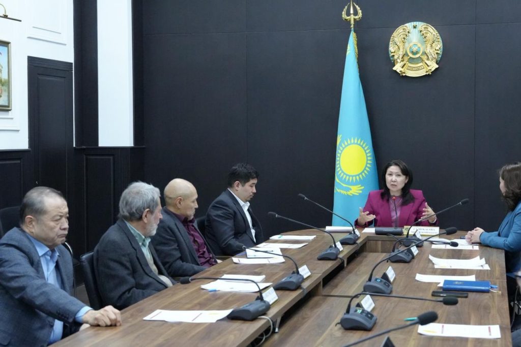 САРАПШЫЛАР ЖАҢА КОНСТИТУЦИЯ ЖОБАСЫН ҚАБЫЛДАУ ПЕРСПЕКТИВАЛАРЫН ТАЛҚЫЛАДЫ