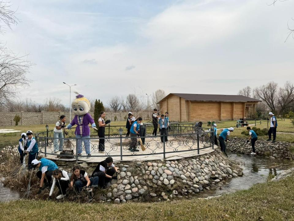 Жас қазақстандықтар «Мөлдір бұлақ» республикалық акциясына қатысуда