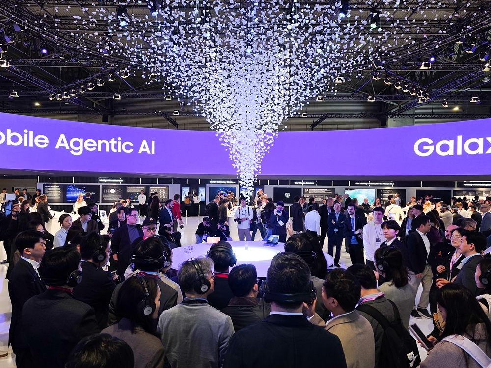 Samsung MWC 2026-да: смартфондар интуитивті серіктер ретінде және AI-өндіріске жаһандық көшу