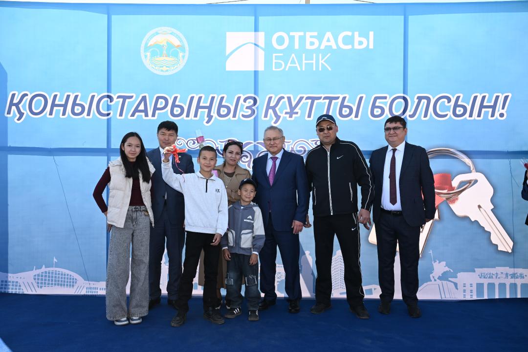 Бейбіт Исабаев кезектегі азаматтарға тұрғын үйлердің кілттерін тапсырды