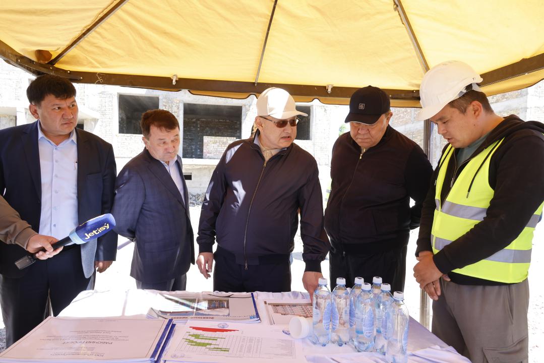 Бейбіт Исабаев елді мекендердегі құрылыс алаңдарын аралады