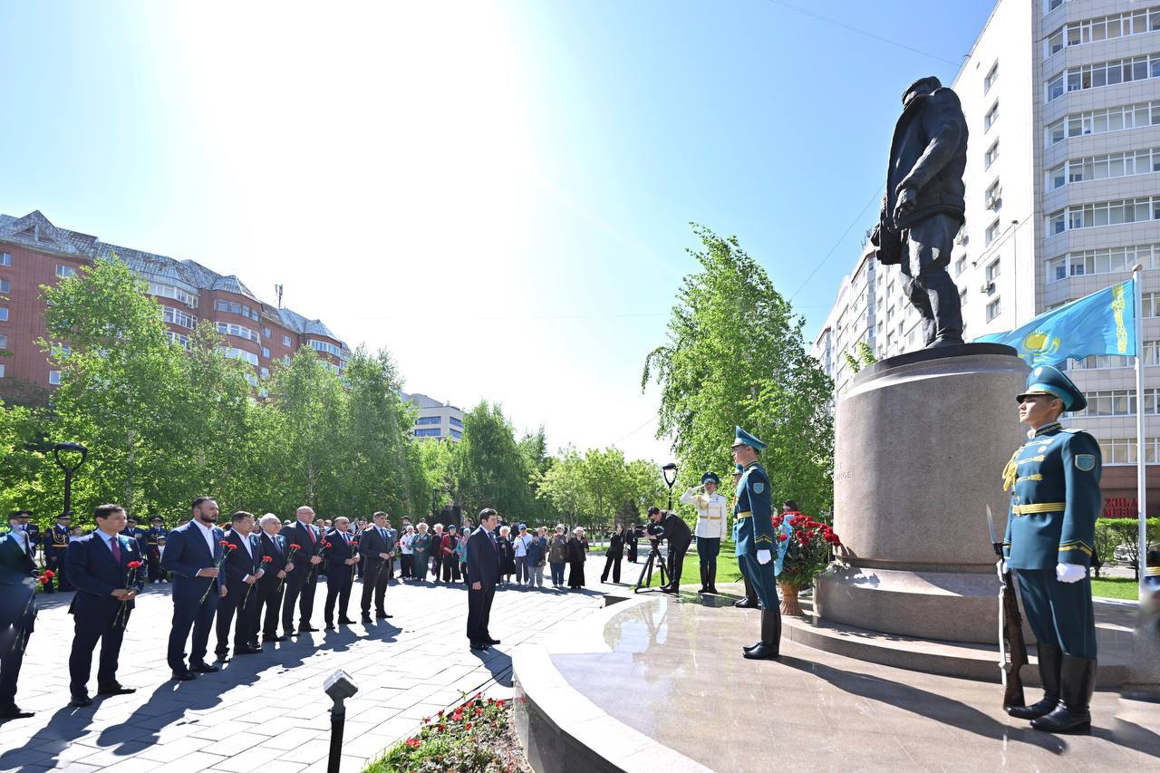 Мәжіліс төрағасы Талғат Бигелдиновтің ескерткішіне гүл шоғын қойды