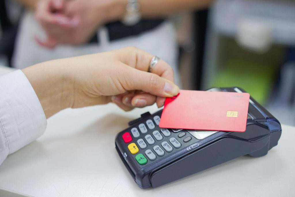 Visa зерттеуі: қазақстандықтардың 72%-ы сатып алу кезінде жасанды интеллектінің мүмкіндіктерін пайдаланады, алайда төлем жасау кезінде сенім негізгі фактор болып қала береді