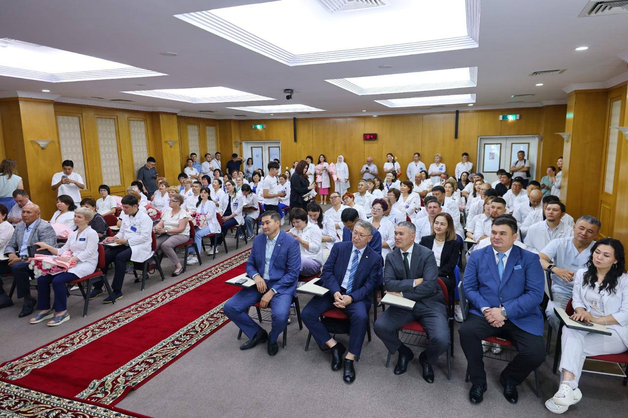 «Қазақмыс» Жезқазған медициналық орталығы ұжымын кәсіби мерекемен құттықтады