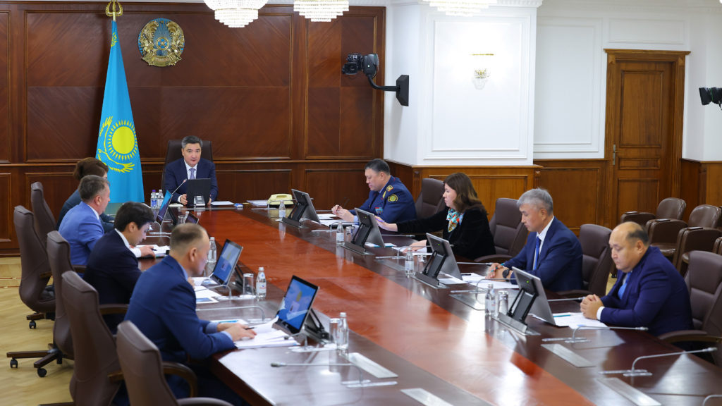 «Заң мен тәртіп»: Олжас Бектенов Есірткі қылмысына қарсы іс-қимыл жөніндегі штаб отырысын өткізді