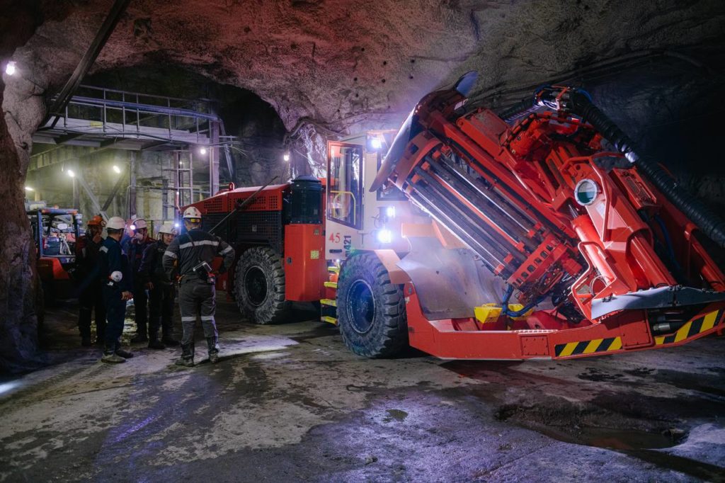 «Жыланды» және «Нұрқазған» кеніштеріне жаңа бұрғылау қондырғылары жеткізілді