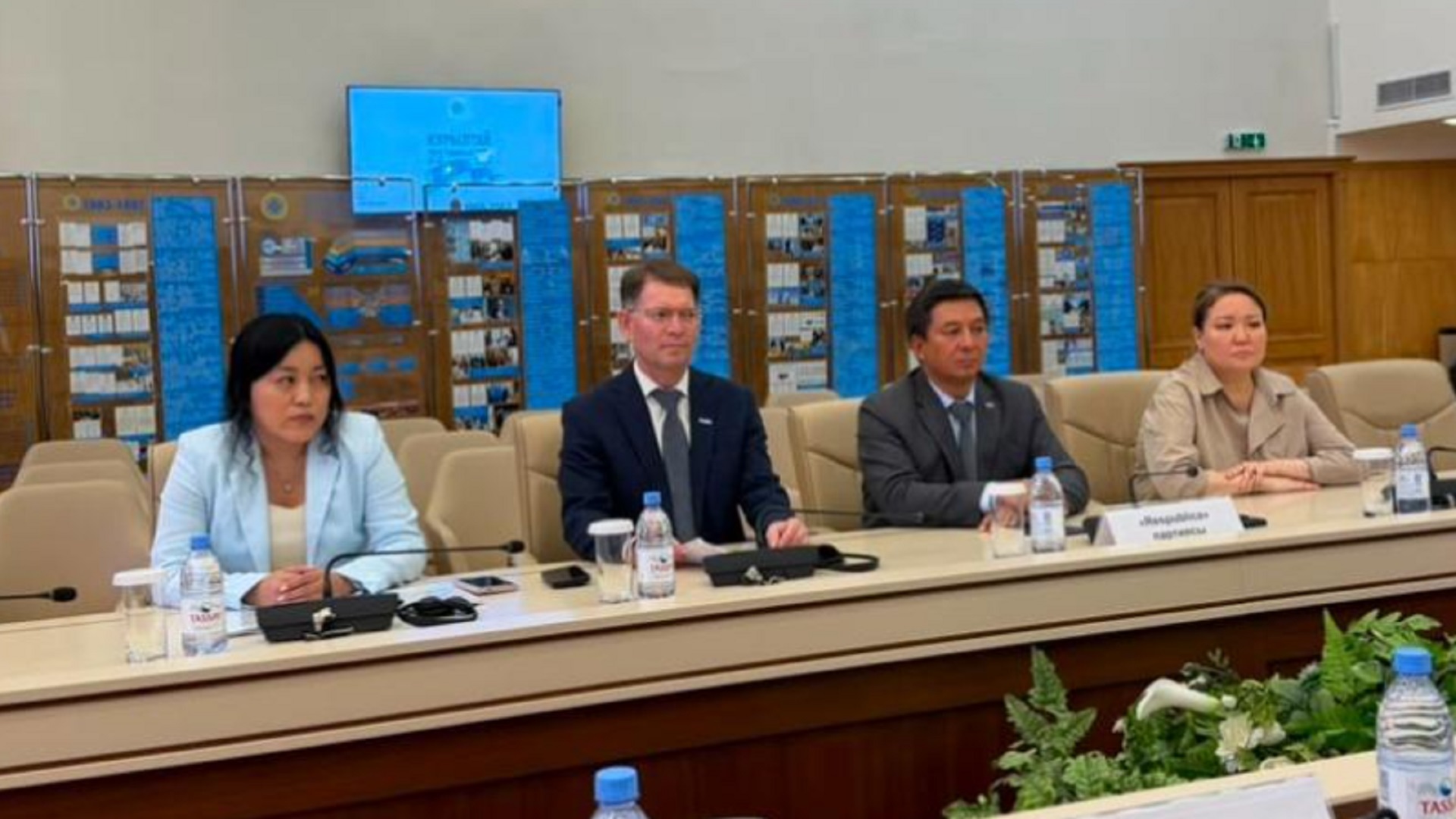 Respublica Құрылтай депутаттығына кандидаттардың партиялық тізімін ОСК-ға ұсынды