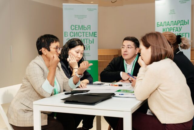Дағдарыстан бірнеше жыл бұрын-ақ көмек қажет болған: Алматыда балаларды қорғау саласының мамандары отбасыларға көмектің неліктен дер кезінде жетпейтінін түсіндірді